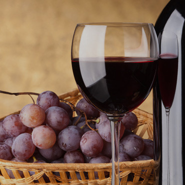 Rượu vang đỏ Rượu vang có khả năng giảm thiểu nguy cơ bệnh suy tim vì nó chứa chất resveratrol và các chất chống ôxy hóa khác.