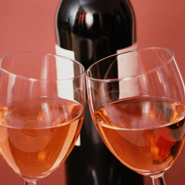 Rượu hồng Rượu vang có khả năng giảm thiểu nguy cơ bệnh suy tim vì nó chứa chất resveratrol và các chất chống ôxy hóa khác.